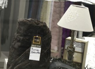 To Decor Των Χριστουγέννων αγαπά τις κουβέρτες και τις αναναιωμένες κουρτίνες στο καθιστικό!