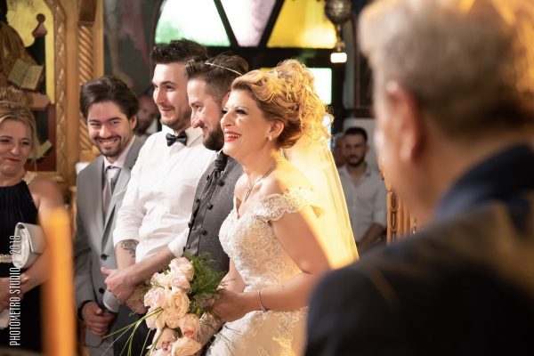 Στιγμές του ζευγαριού από την εκκλησία real-weddings