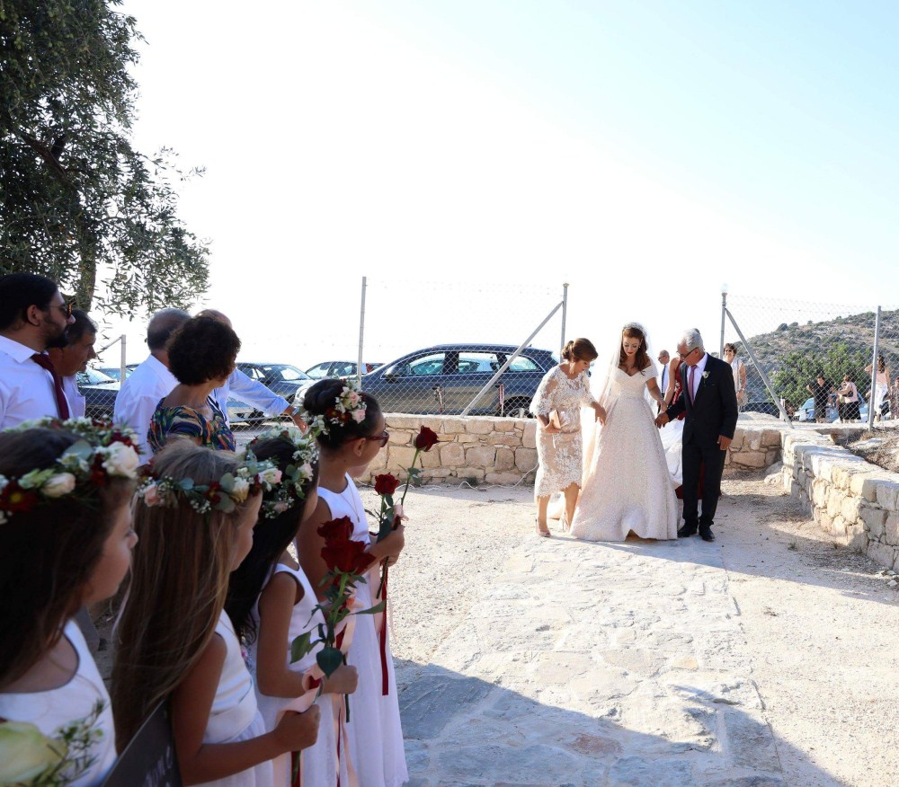 Η Βαλάντω φτάνει στην εκκλησία, συνοδεία των γονιών της