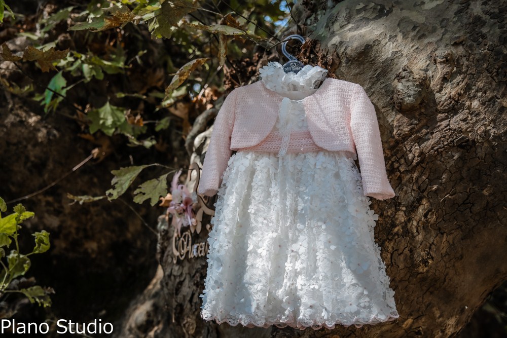 Το φόρεμα της μικρής Φωτεινής σε λευκή και ροζ παστέλ απόχρωση