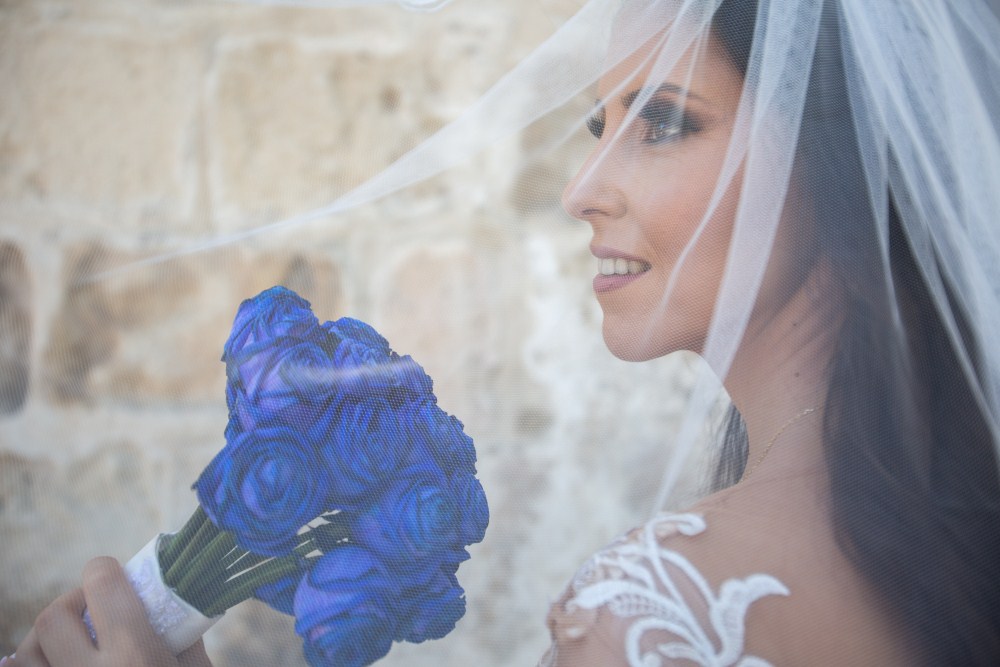 Η πανέμορφη Ηλιάνα με την ανθοδέσμη της