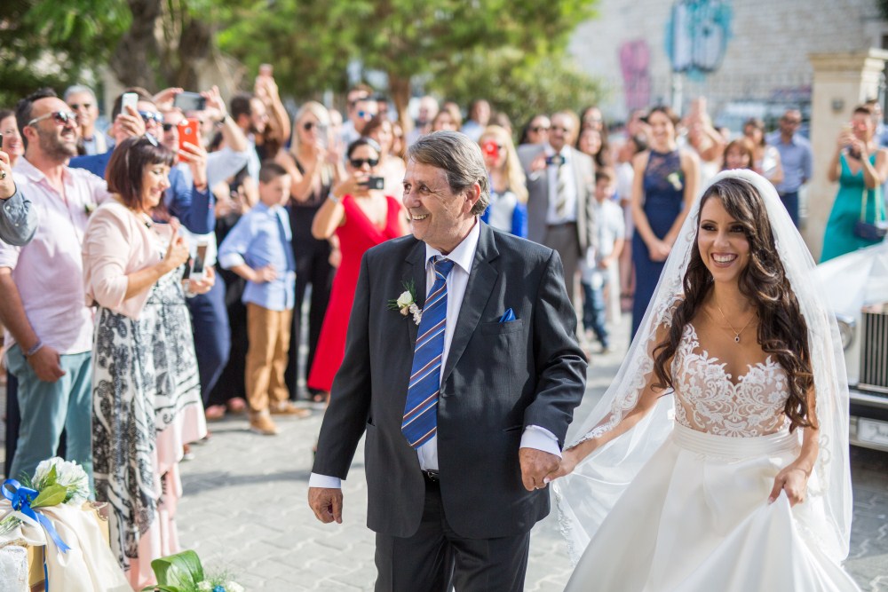 Η Ηλιάννα πλησιάζει στην εκκλησία συνοδευόμενη από τον πατέρα της