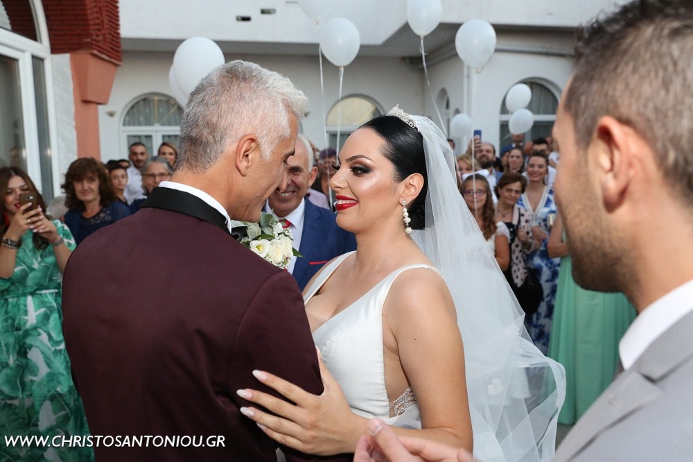 Το ζευγάρι συναντιέται στα σκαλιά της εκκλησίας