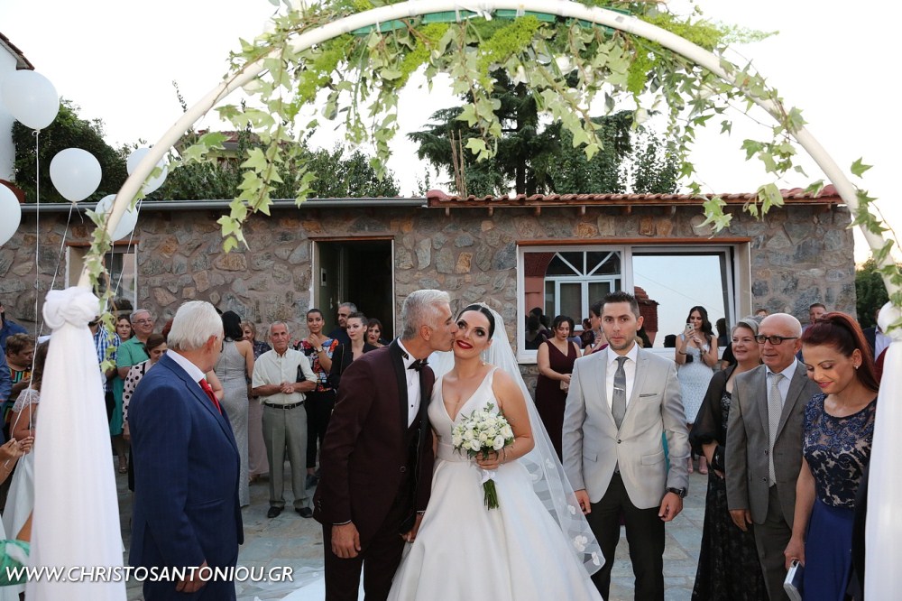 Υπέροχη στιγμή μετά τον γάμο