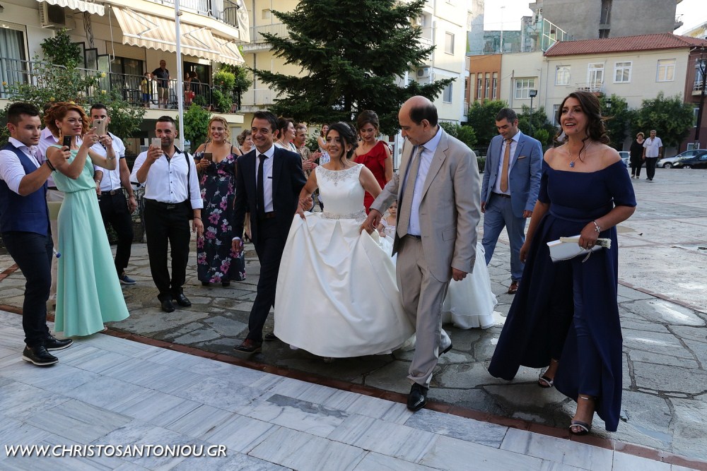 Η Λαμπρινή πλησιάζει στην εκκλησία με την οικογένειά της να τη συνοδεύει