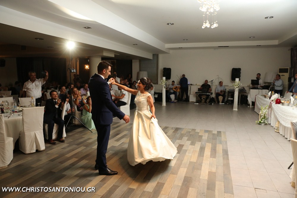 Το ζευγάρι χορεύει
