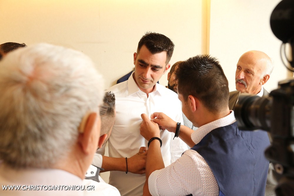 Ο Στρατής προετοιμάζεται για τον γάμο με την βοήθεια αγαπημένων του προσώπων