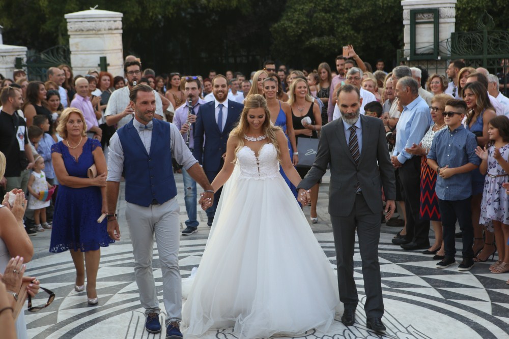 Η Μαρία συνοδευόμενη από τα αδέρφια της φτάνει στην εκκλησία