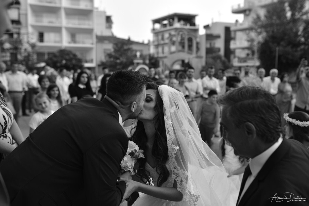 Υπέροχη λήψη από το φιλί του ζευγαριού στην εκκλησία