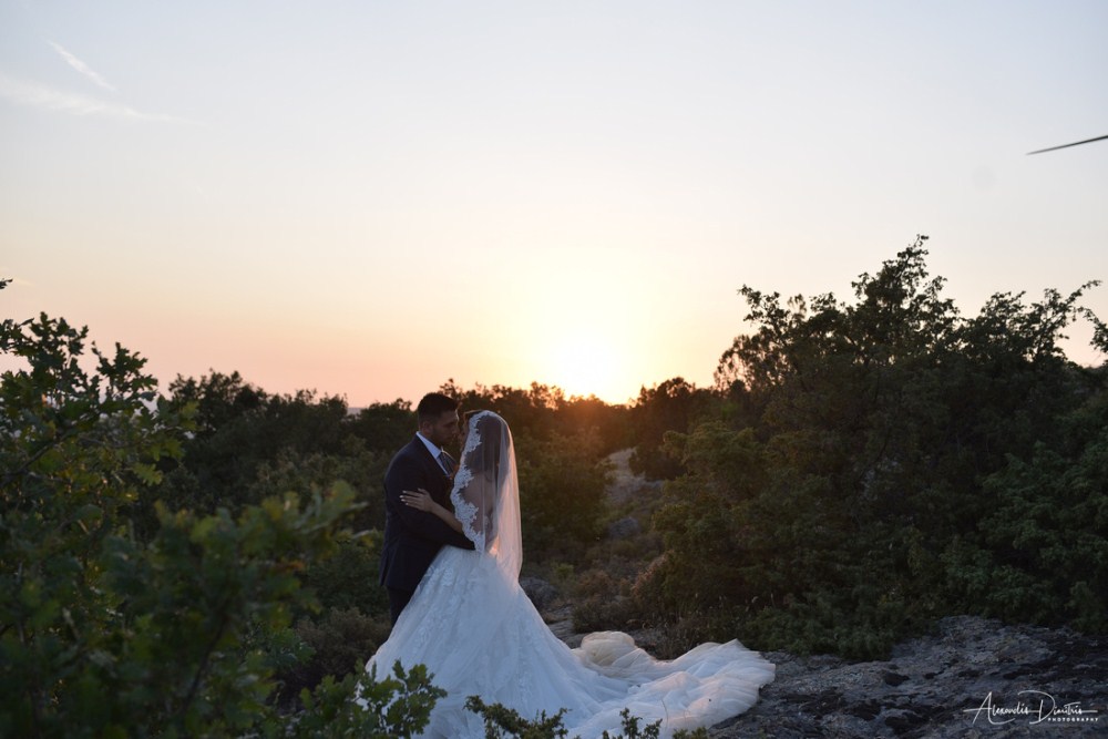 Το ζευγάρι σε after wedding φωτογράφιση στο ηλιοβασίλεμα