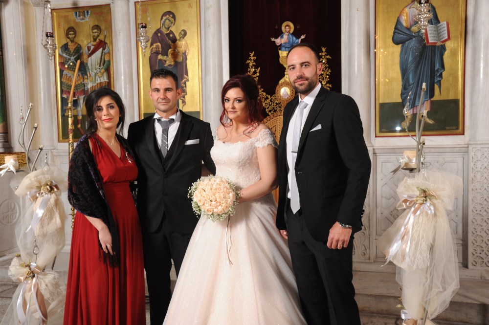 Το ζευγάρι με τους κουμπάρους τους