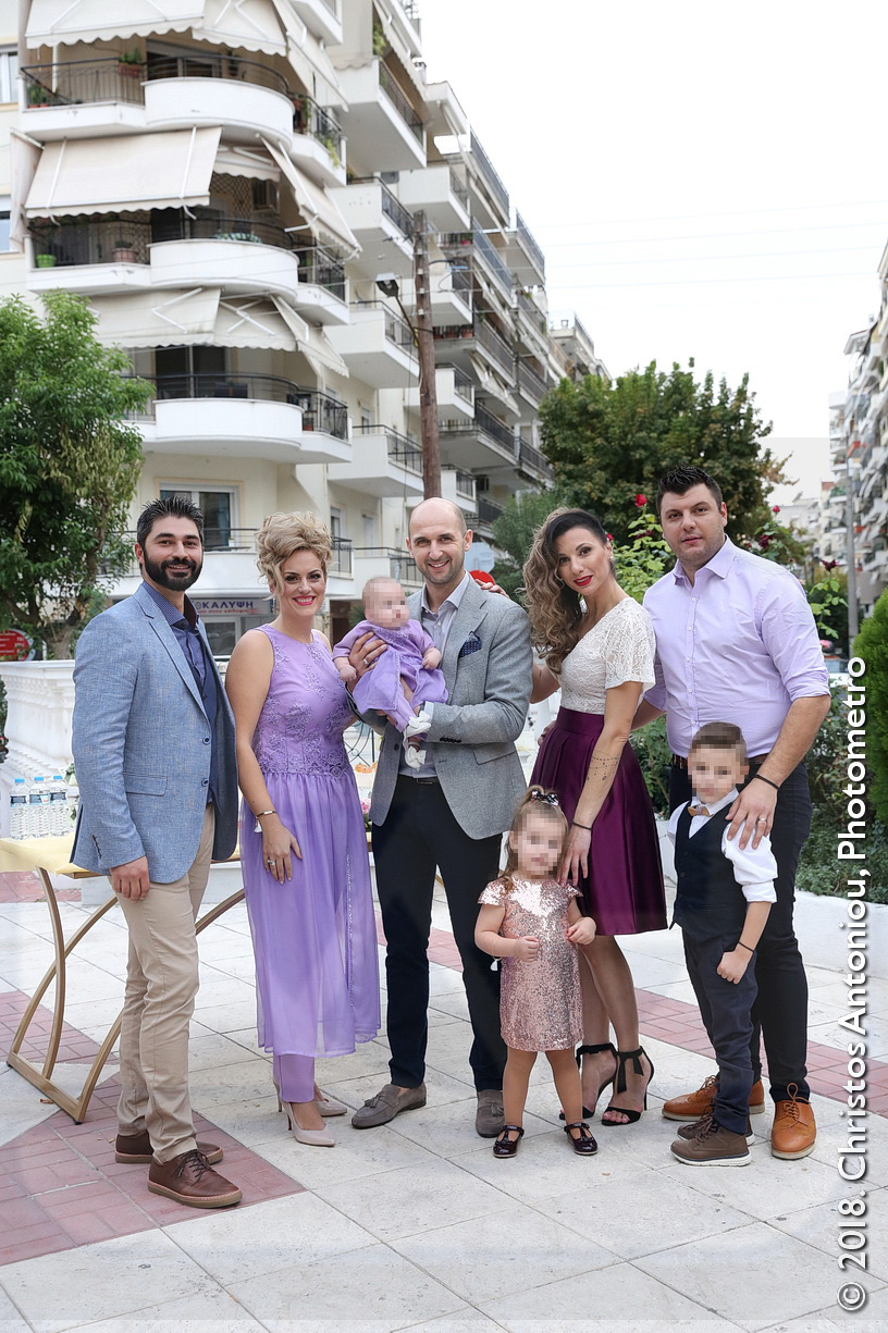 Φωτογραφία της Φαίδρας με τους γονείς και τους νονούς της