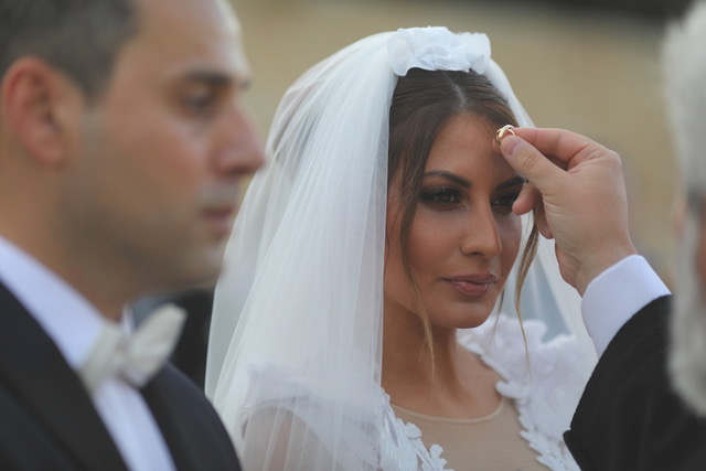 Η πανέμορφη Χριστίνα κατά τη διάρκεια του ιερού μυστηρίου